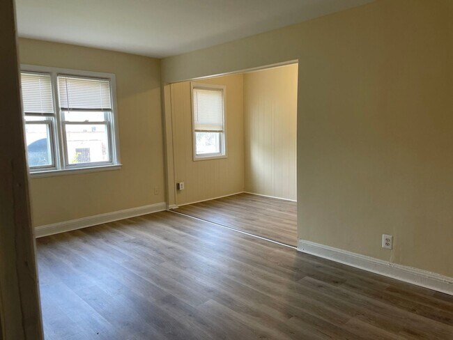 Building Photo - 910 E Patapsco Ave