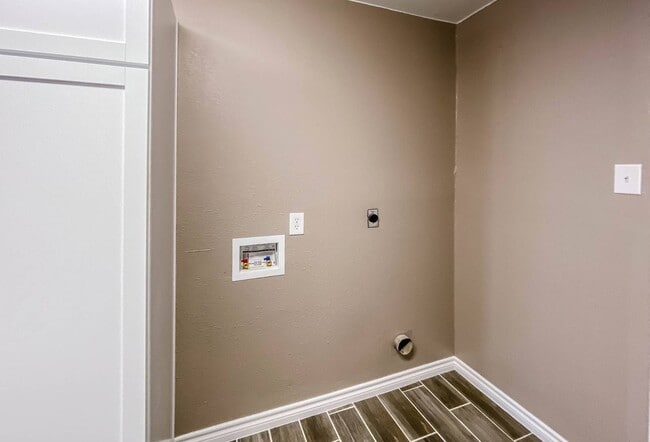 Building Photo - 2208 Shoemaker Dr