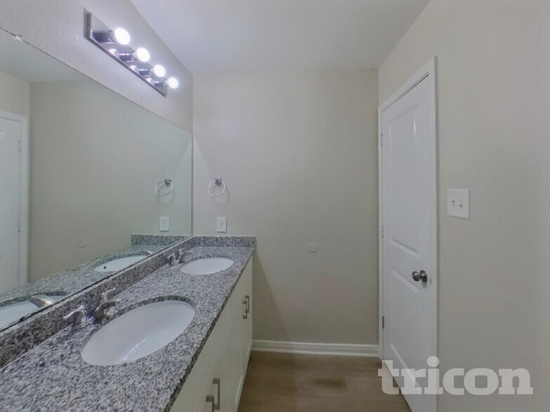 Building Photo - 15676 Del Norte Dr