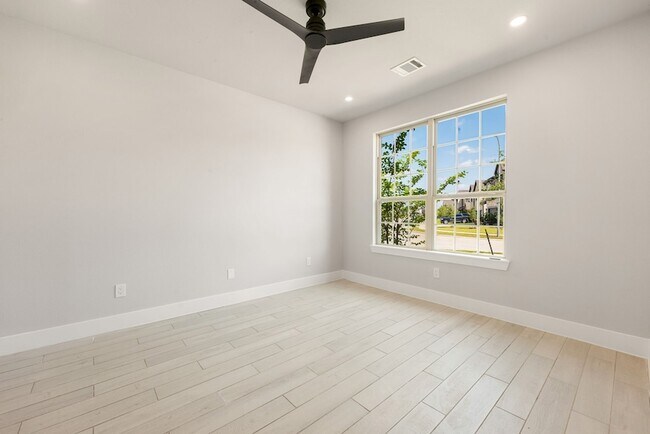 Building Photo - 1221 Woodflower Dr