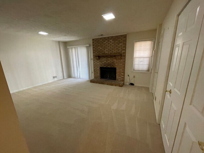 Building Photo - Luxurious And Spacious 3 Bed 2 Bath Brick Townhouse In Tysons Station