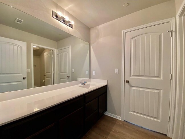 Building Photo - 516 E Slaughter Ln