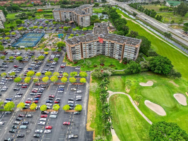 Building Photo - 1100 St Charles Pl