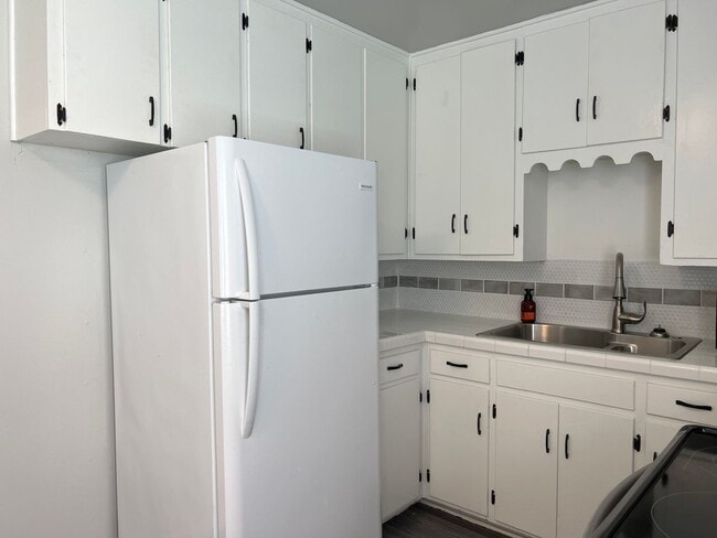 Building Photo - Charming 2 Bedroom