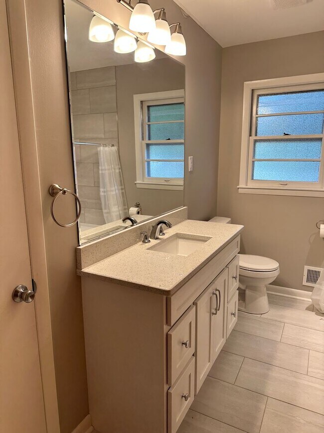 Building Photo - 708 Cave Mill Rd