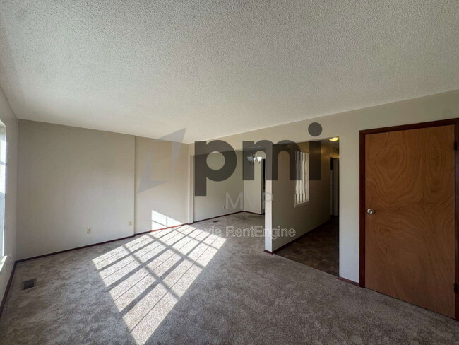 Building Photo - 90 Stornoway Dr W