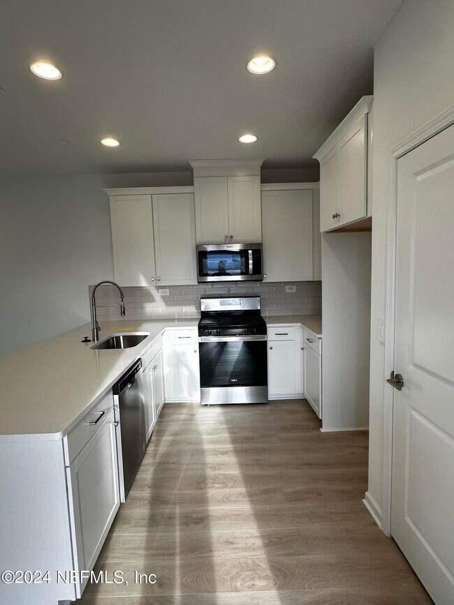 Building Photo - 315 Brandon Lks Dr