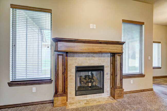 Building Photo - 1713 Pinewood Dr