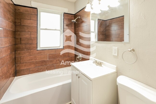 Building Photo - 3943 N 40th St