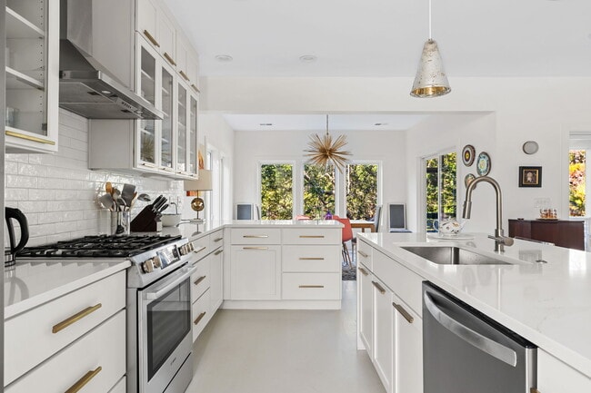 Building Photo - 508 E Huron Ave