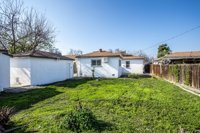 Building Photo - 312 S Myrtle St