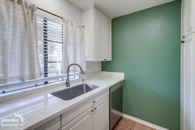 Building Photo - Updated 2Bdm 2Ba Condo in Windsor Chalet C...
