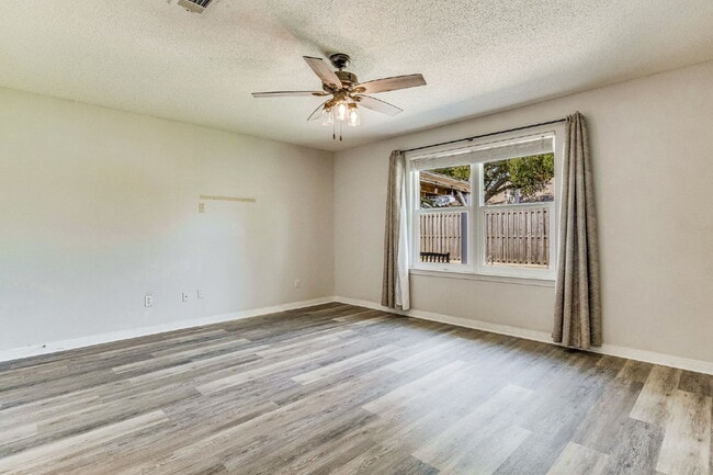 Building Photo - Welcome to your dream home! This stunning 4-bedroom, 3-bathroom residence is perfectly situated n...