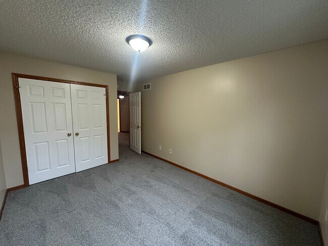 Building Photo - Updated Colonial 3 Bedroom Townhome with N...