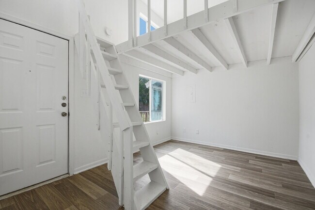 Building Photo - 1108 W McCarty Ln