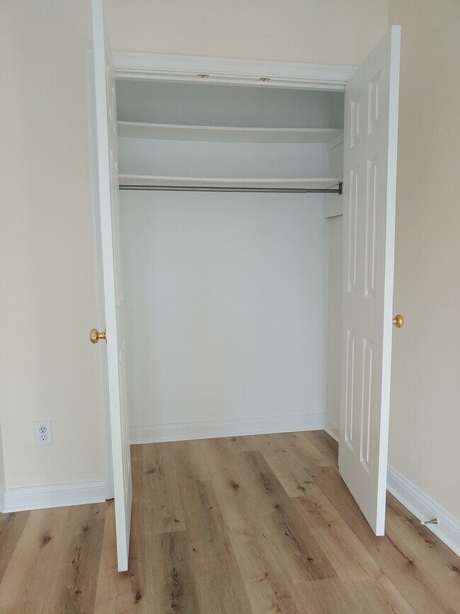 CLOSET BEDROOM 1 - 107 Manor Dr