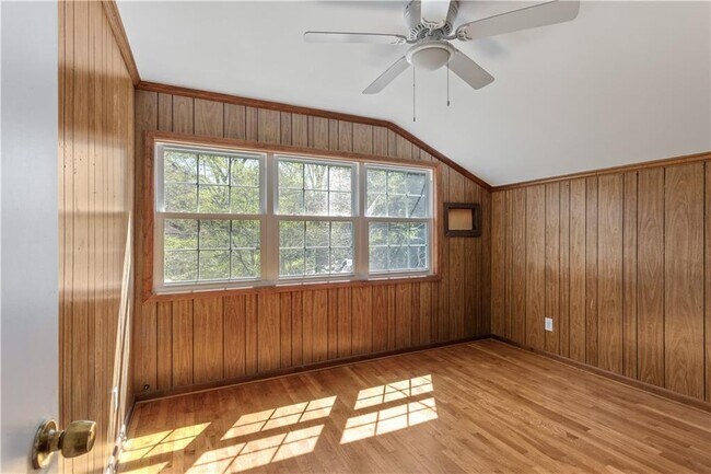 Building Photo - 2866 Highland Dr SE