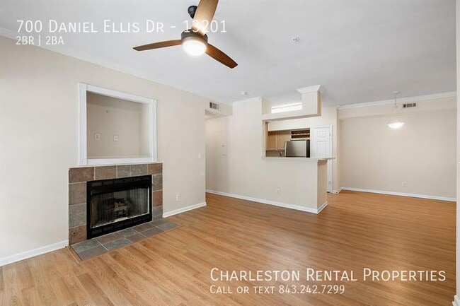 Building Photo - 700 Daniel Ellis Dr