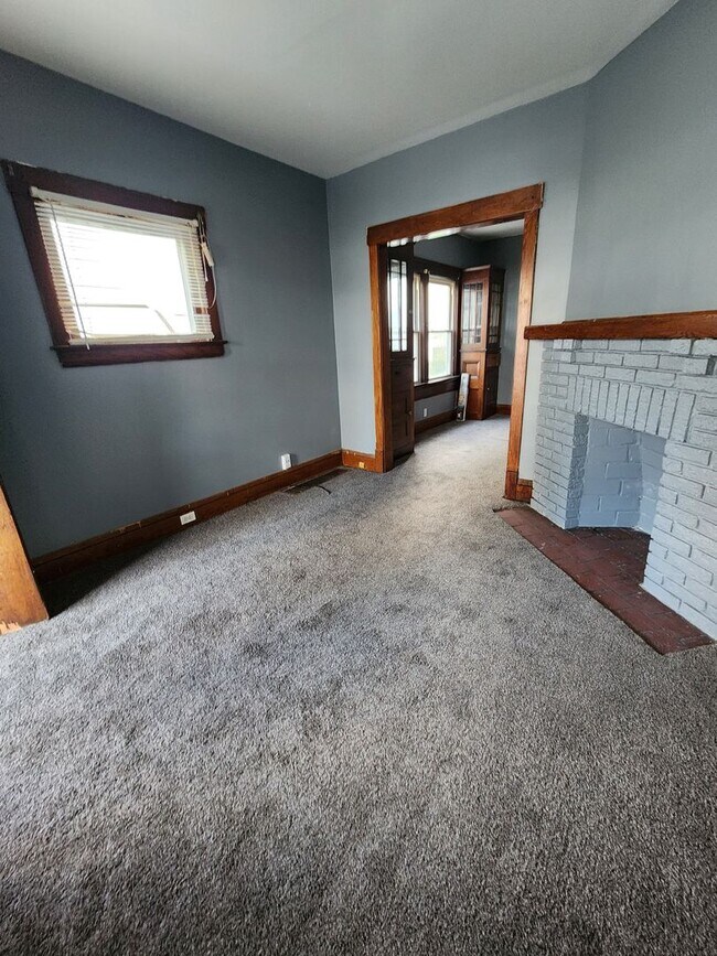 Building Photo - 2 Bedroom First Floor Apartment For Rent o...
