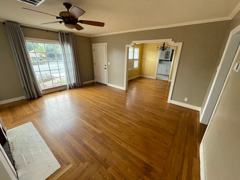 Living room looking into dining room. - 920 Gravenstein Ave