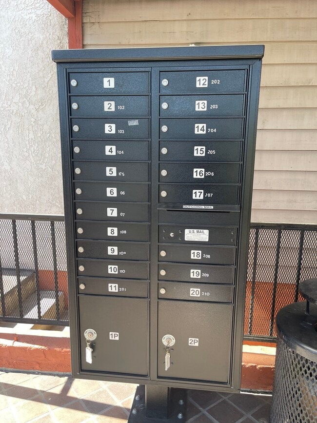 Building Photo - 15946 Vanowen St