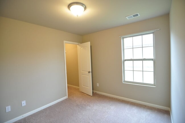 Building Photo - 3528 Avalon Lake Dr SW
