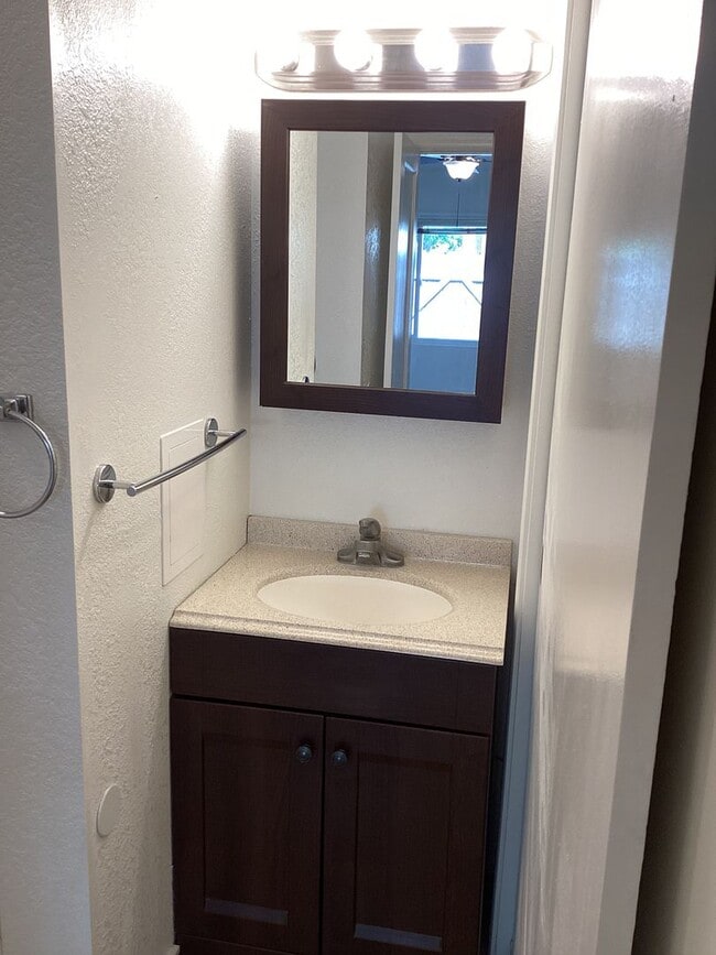 Building Photo - Very Nice One Bedroom Home Now Available In Gustine