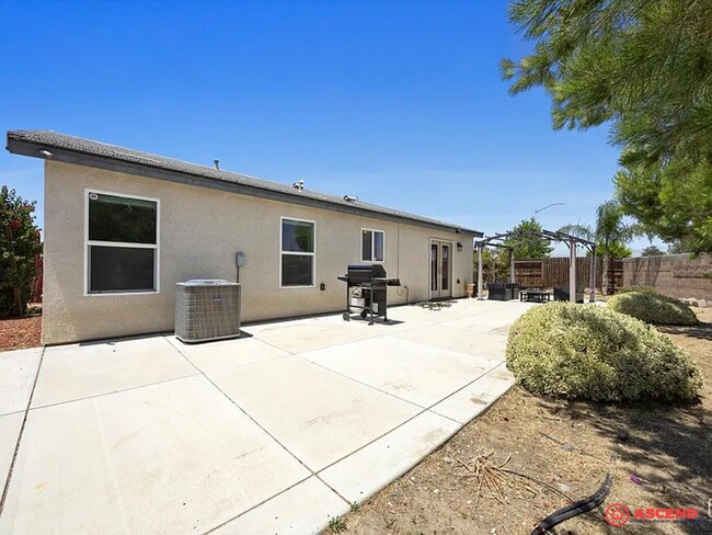 Building Photo - Stunning 4 Bedroom in Southwest Bakersfield!