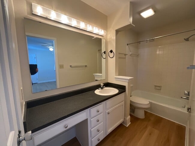 Building Photo - Lovely 3 Bedroom End Unit in Battle Forest!