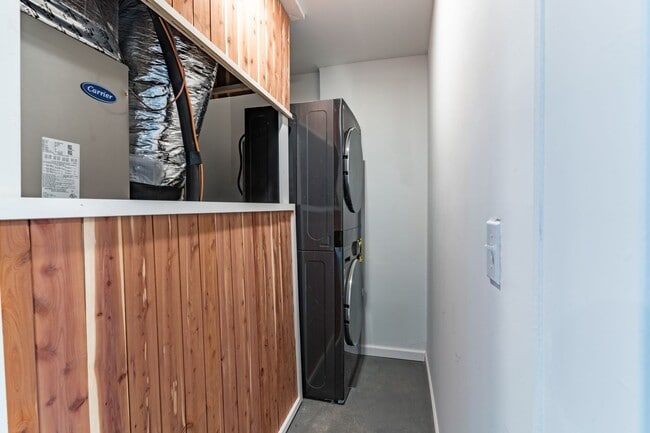 Building Photo - Renovated 3 bed/2 bath just minutes from Downtown!!