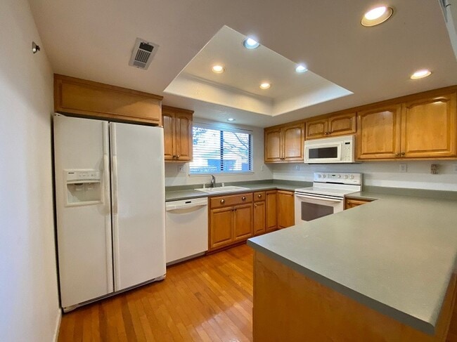 Building Photo - Spacious Condo in a Desirable Private Community