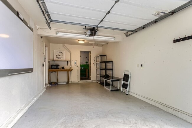 Building Photo - Beautifully Updated 2 Bedroom, 1.5 Bathroo...