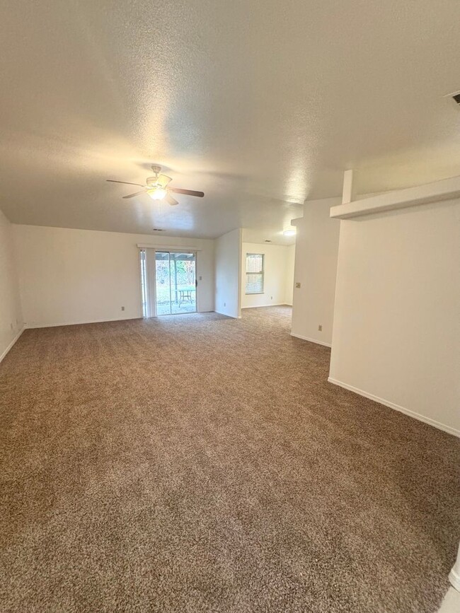 Building Photo - Spacious Home in West Redding