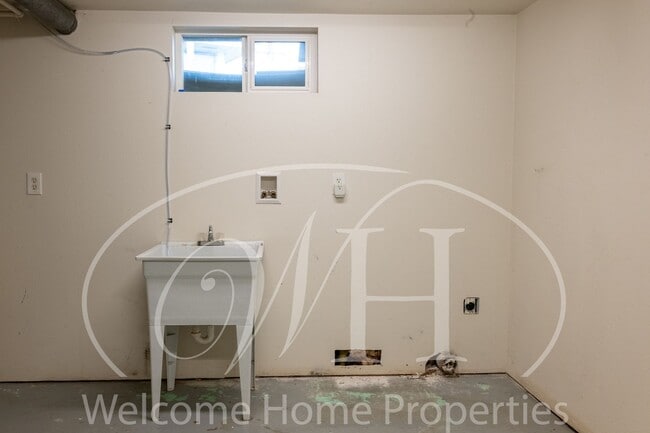 Building Photo - Spacious 5 Bedroom Home with Fenced Yard & Covered Parking