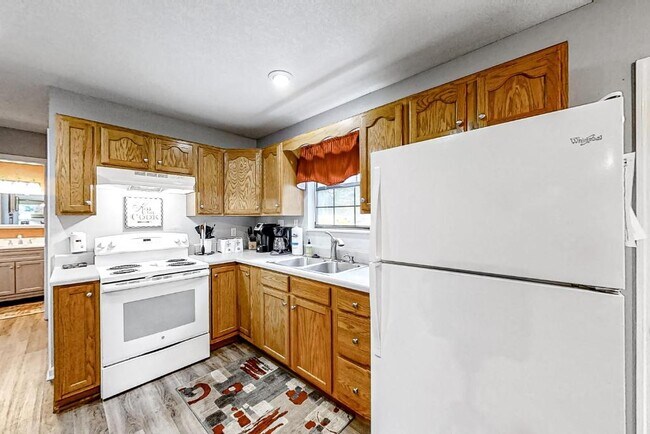 Building Photo - 247 Lakeview Ln