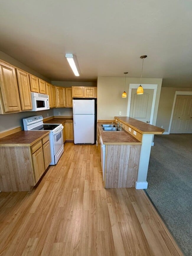 Building Photo - 2 Bedroom 1 Bathroom Apartment  NEW PRICE UPDATE