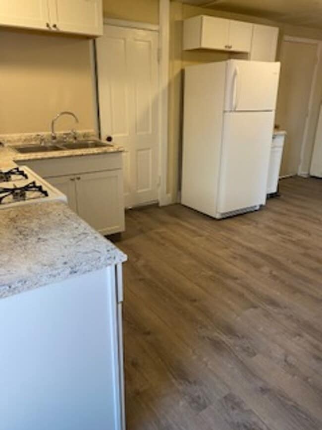 Building Photo - Updated-1 bedroom Apartment