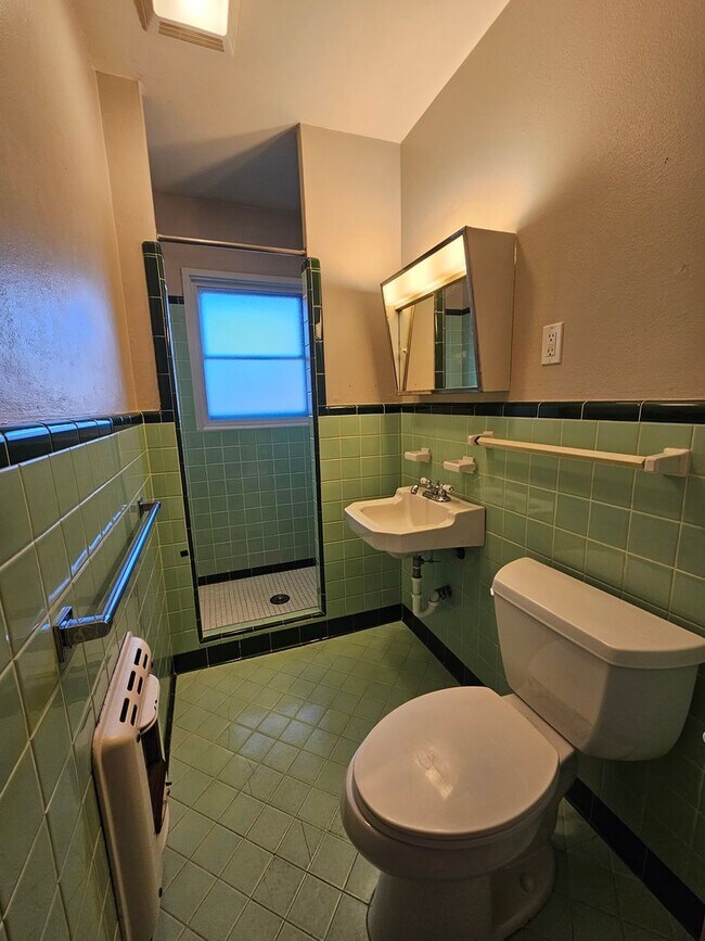 Building Photo - Move-In Special! 1/2 off 1st Month! (3) Bed/(2) Bath + (2) Living Areas Avail NOW! Mowing Included!