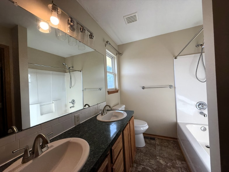 Building Photo - 1417 Cedar Tree