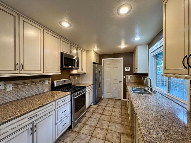 Building Photo - Renovated 3BD w/ Large Shop