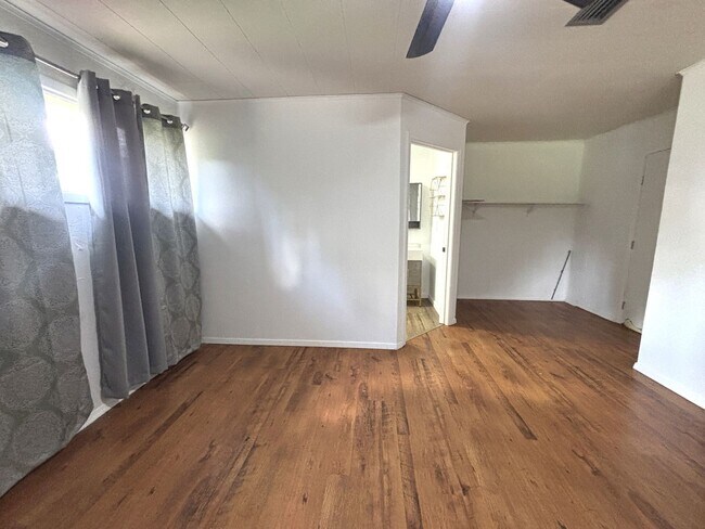 Building Photo - Spacious JHome in Southern Hills