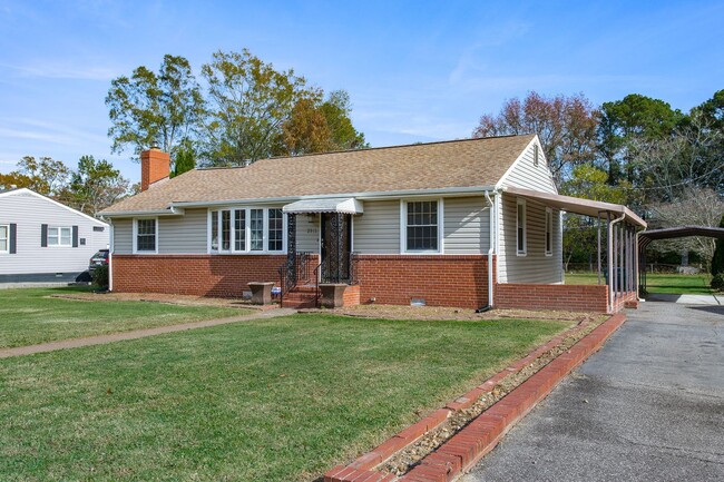 Building Photo - ADORABLE 3 BEDROOM RANCHER WITH LARGE FENC...