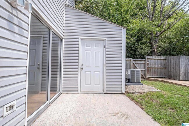 Building Photo - 1402 Applegate Dr