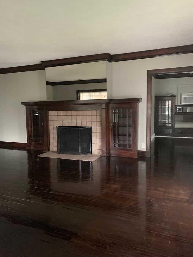 Building Photo - Brick Home W/ Garage