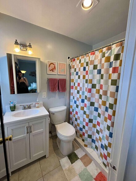 Bathroom with large shower, brand new medicine cabinet, great water pressure - 1413 T St NW