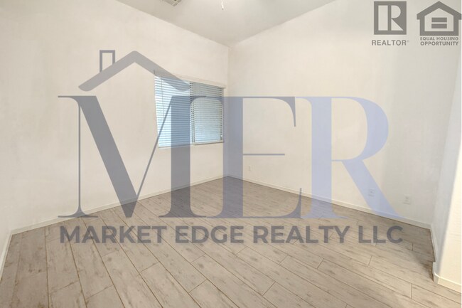 Building Photo - 3Bed/2.5Bath Townhouse at 7th St/Hatcher! Move-In Ready on 04/09/2026! -- NO HOA! ALL TILE FLOORING!