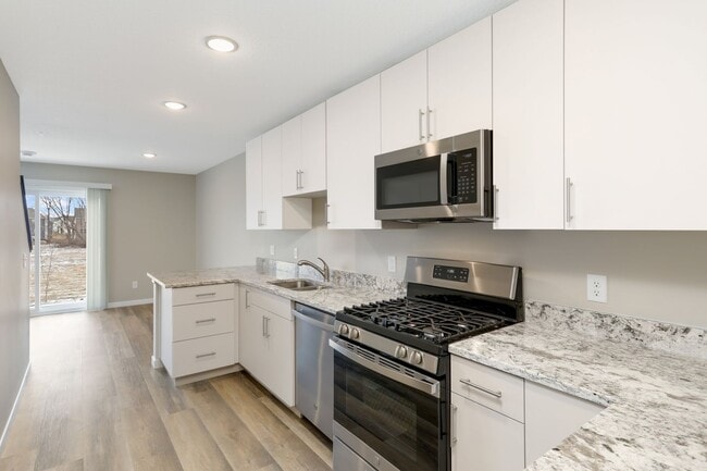 Building Photo - Like New, for RENT 3bd 3ba 2 car attached garage END UNIT available June 01