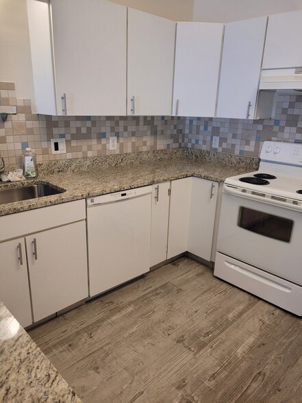 Building Photo - 6505 Saint Andrews Dr