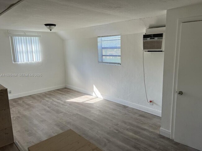 Building Photo - 1707 NW 14th Ct