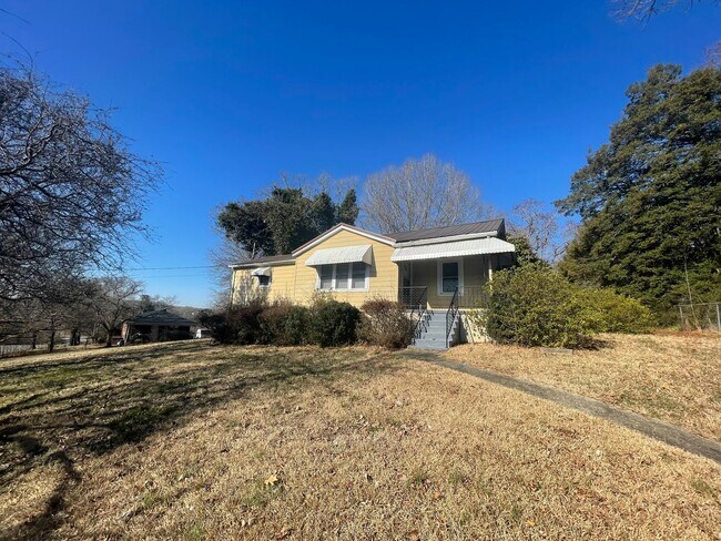 Building Photo - Adorable 3 bedroom 1 bath home Located in Hickory